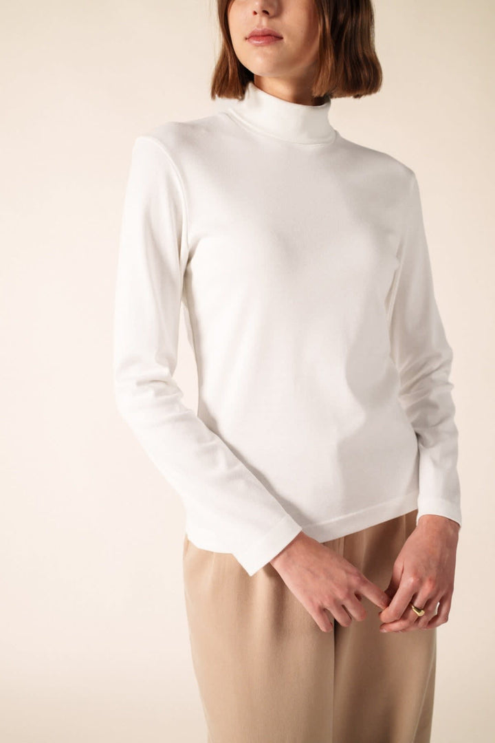 Vue de face col roulé Saint James pour femme bleu marine avec rayures blanches Valérie Simon