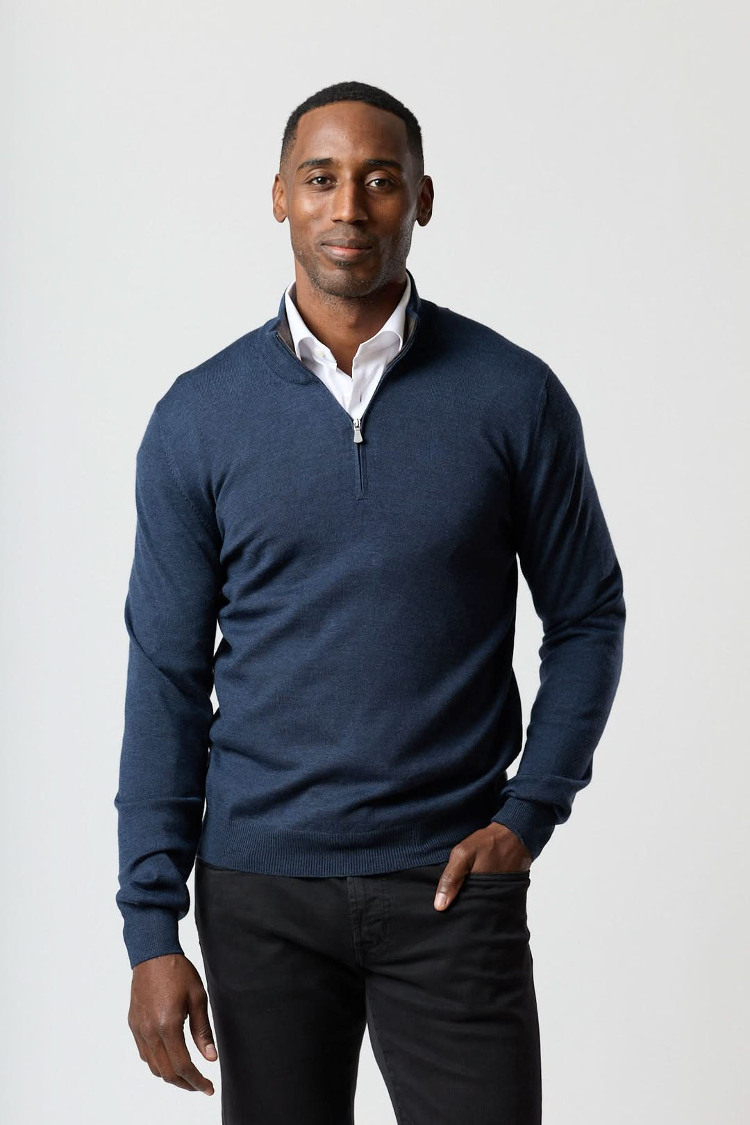 Homme portant un Chandail à demi-zip en laine mérinos bleu pour une élégance italienne moderne et polyvalente.