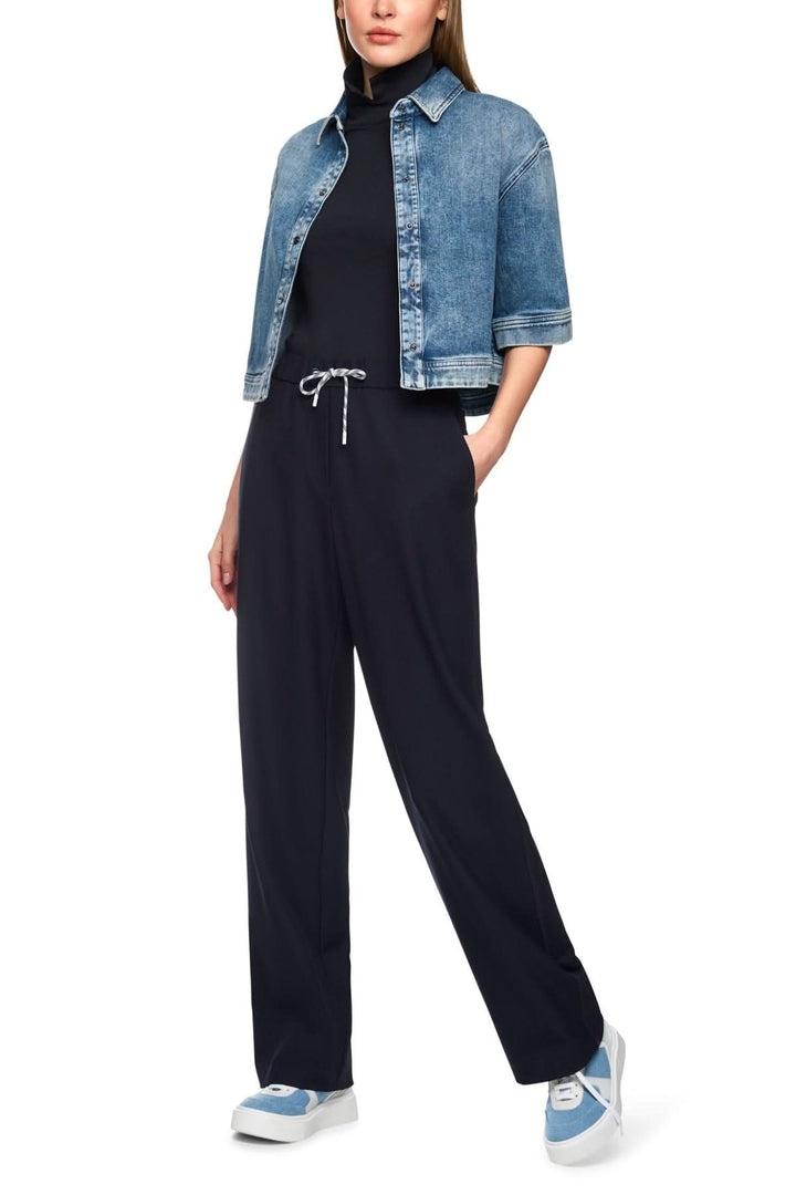 Femme en pantalon large WASHINGTON avec veste en jean, look décontracté chic.