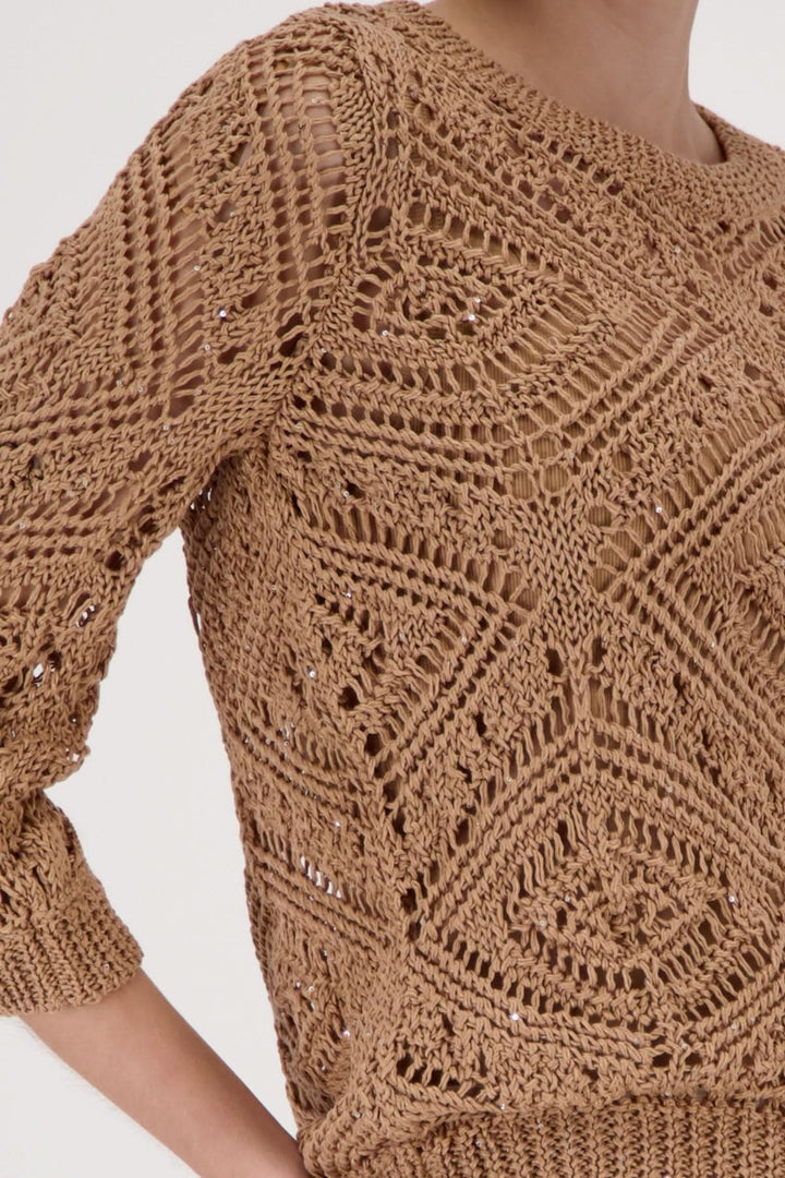 Tricot ajouré à motifs avec motif travaillé, silhouette raffinée et moderne, texture respirante et féminine pour un look décontracté ou soigné.