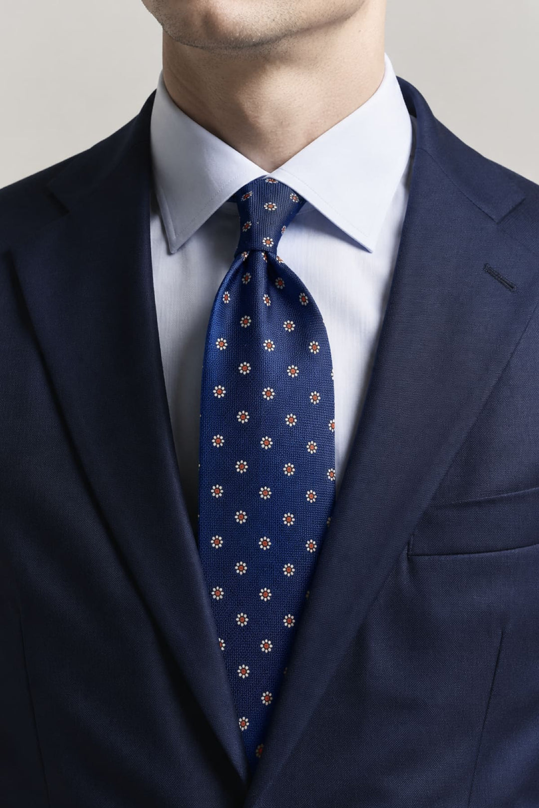 Vue latérale cravate à motif géométrique Eton bleu avec détails contrastés pour homme - Valérie Simon