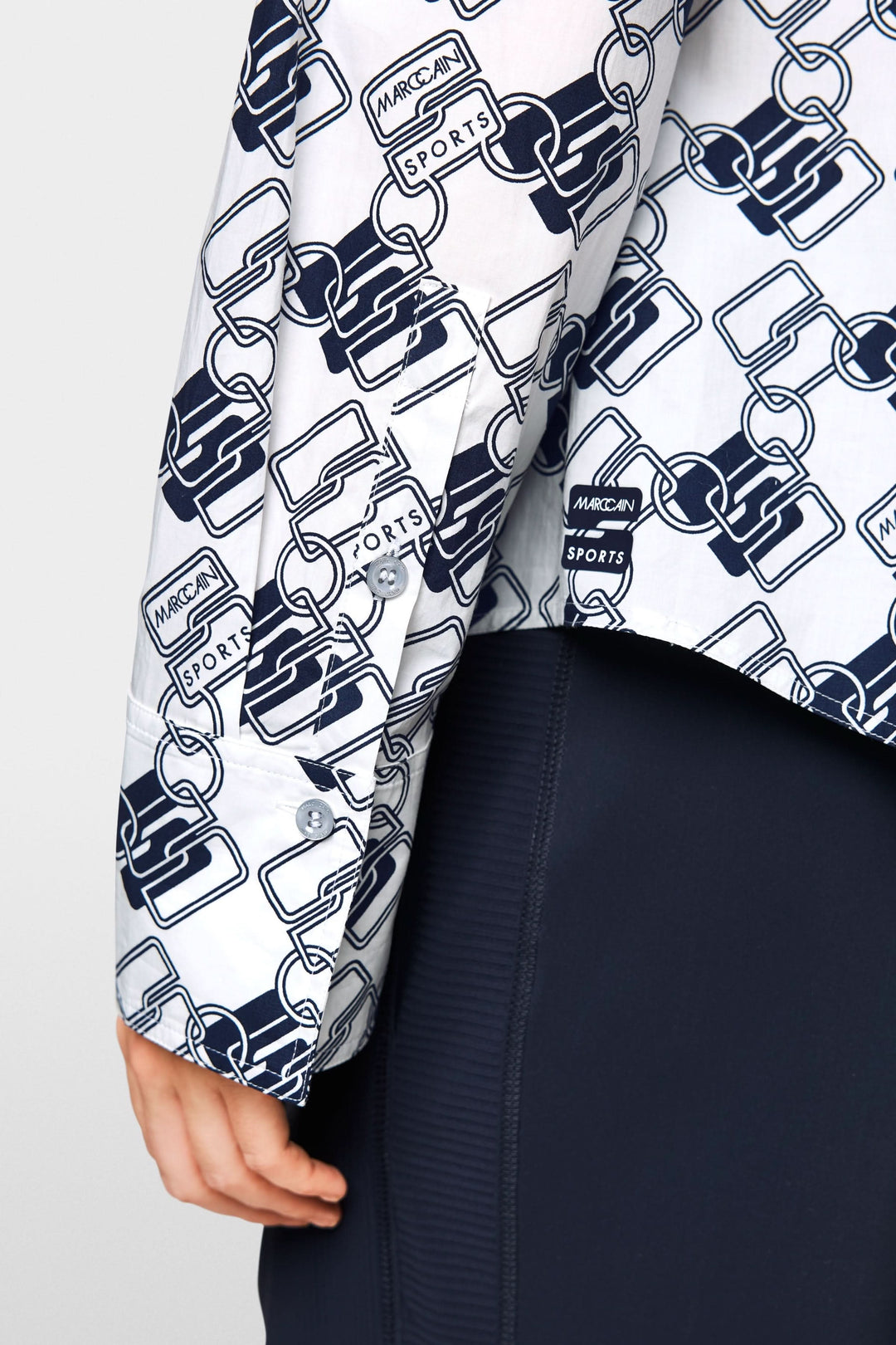 Chemise imprimée à motif chaînes, coupe droite, confort et style moderne pour une tenue dynamique.