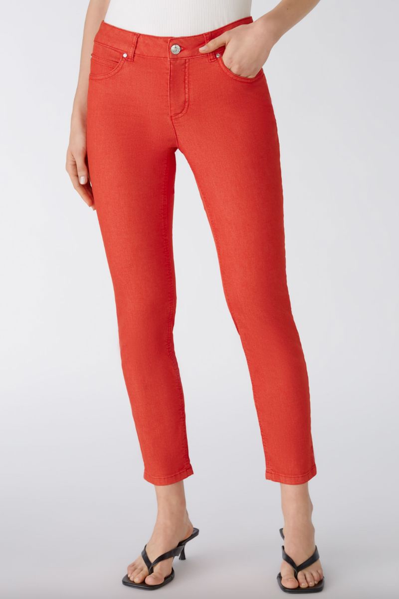 Pantalon ajusté rouge avec taille régulière et poches, parfait pour un look décontracté au quotidien.