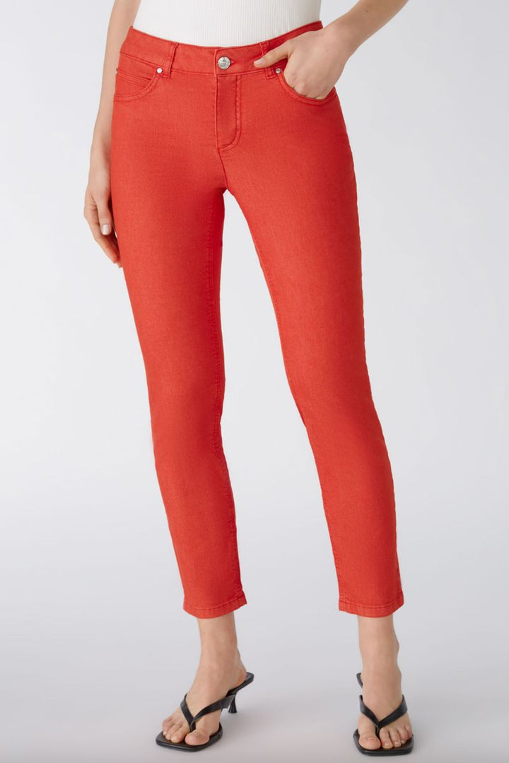 Pantalon ajusté rouge avec taille régulière et poches, parfait pour un look décontracté au quotidien.