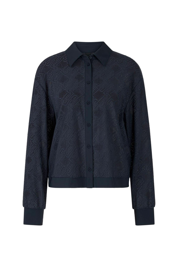 Chemise en dentelle ajourée, coupe décontractée, féminine et moderne, à porter avec jupe ou pantalon.