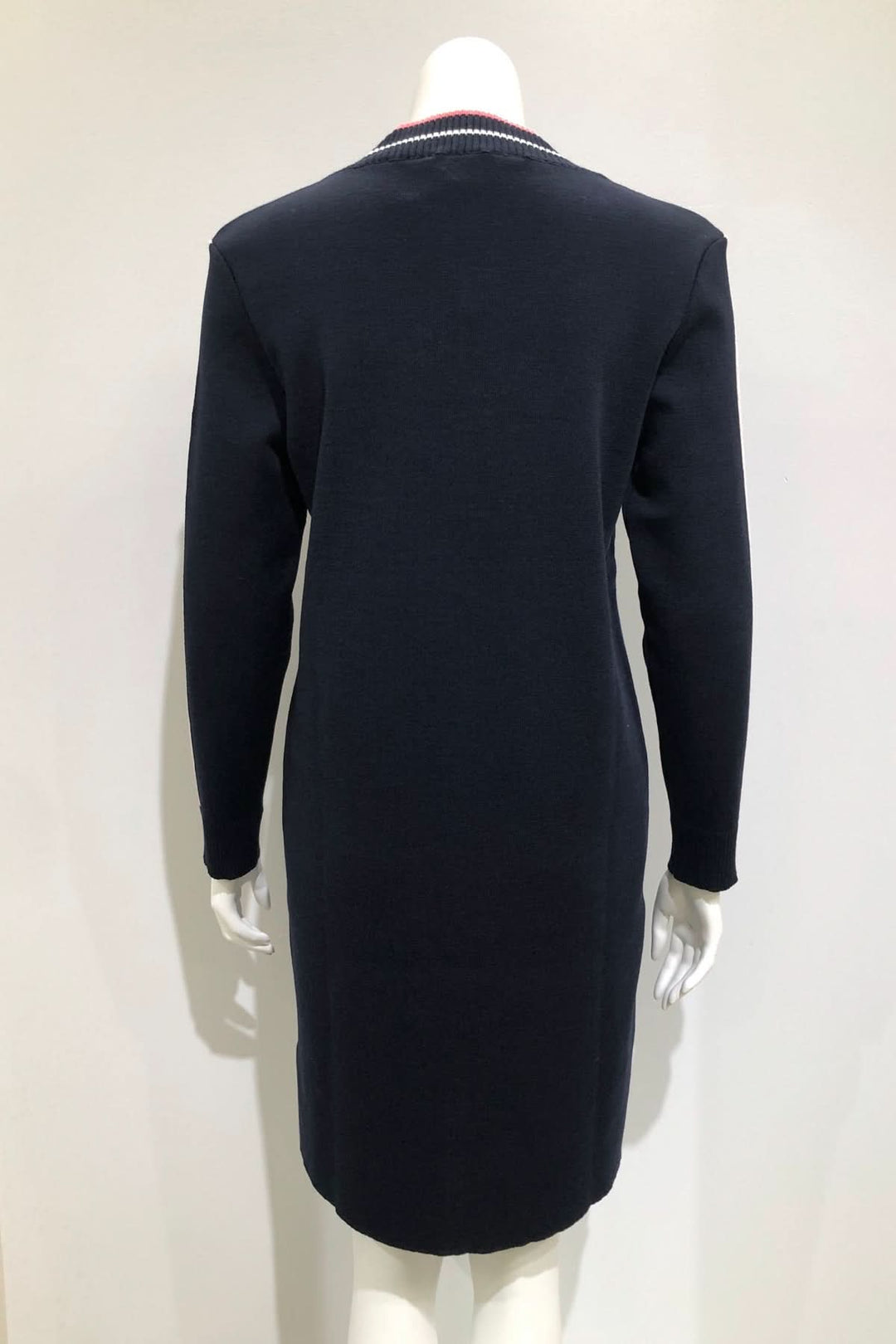 Vue arrière de la Robe de laine ISERAN, robe pull marine avec col V côtelé contrasté, manches longues avec bandes roses et blanches.