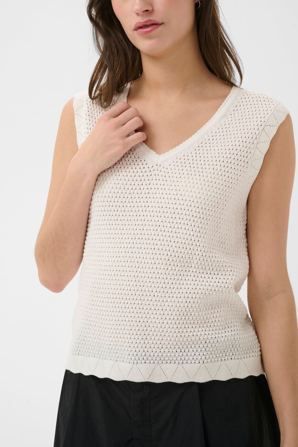 Haut en maille ajourée Bolissa, sans manches, encolure en V, texture légère et texturée, idéal pour des looks polyvalents.