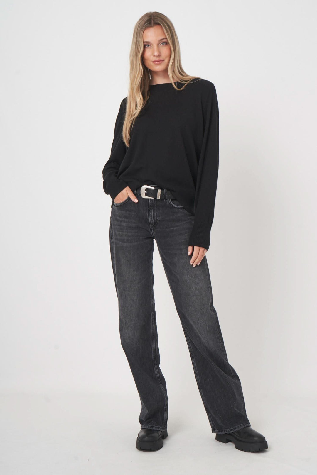 Chandail en laine noir avec un jean gris, offrant un style chic et confortable, parfait pour diverses occasions.