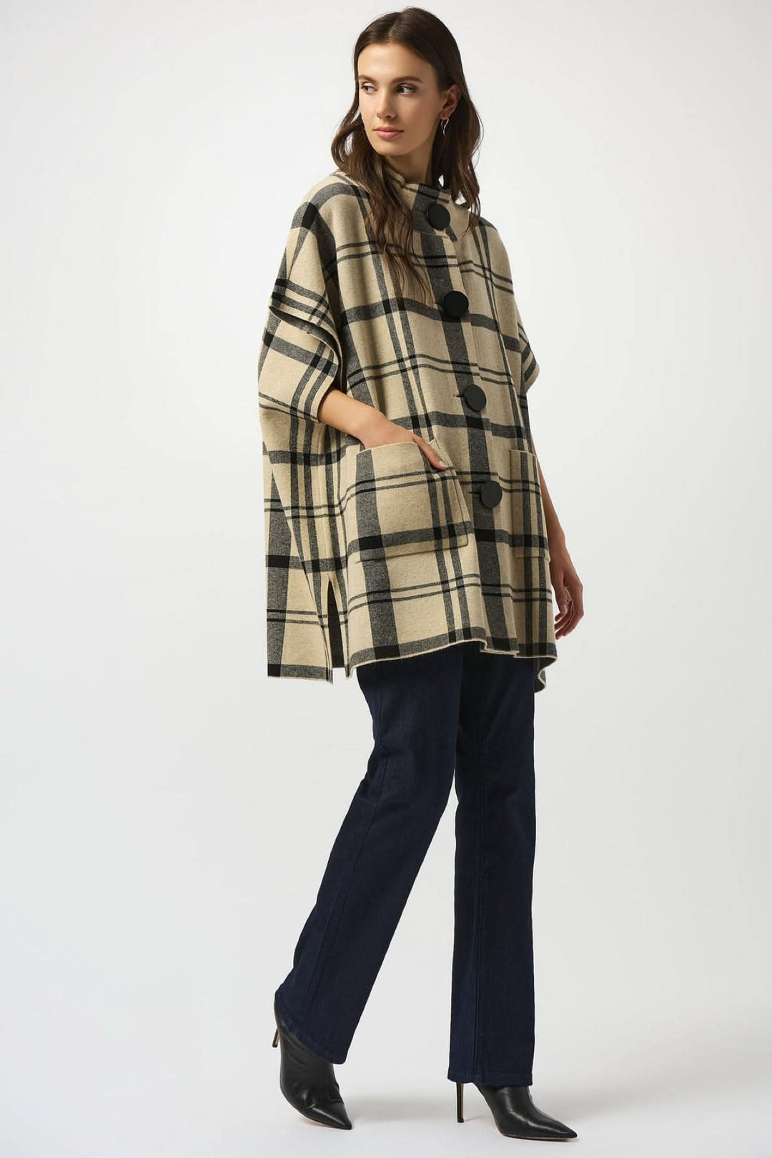 Veste à carreaux oversize beige et noir, manches courtes, col montant, style chic et décontracté.