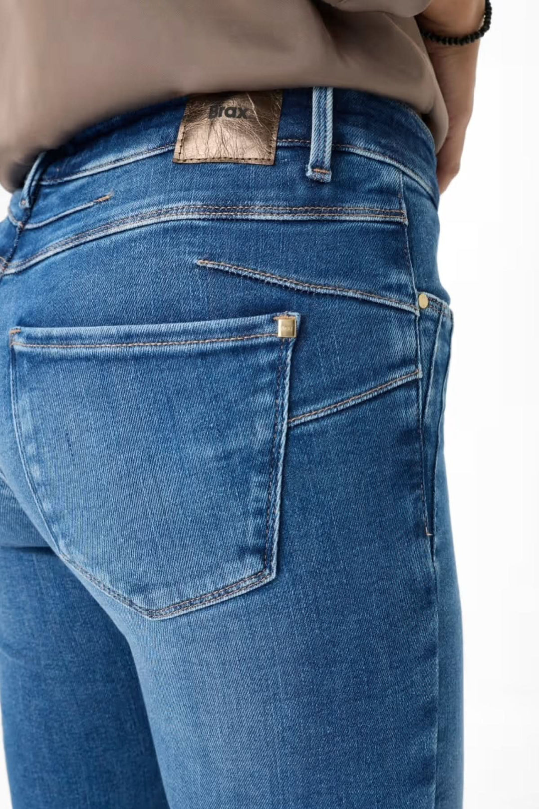 Jean skinny bleu clair avec coupe ajustée et taille mi-haute, vue arrière mettant en avant le design et la texture.