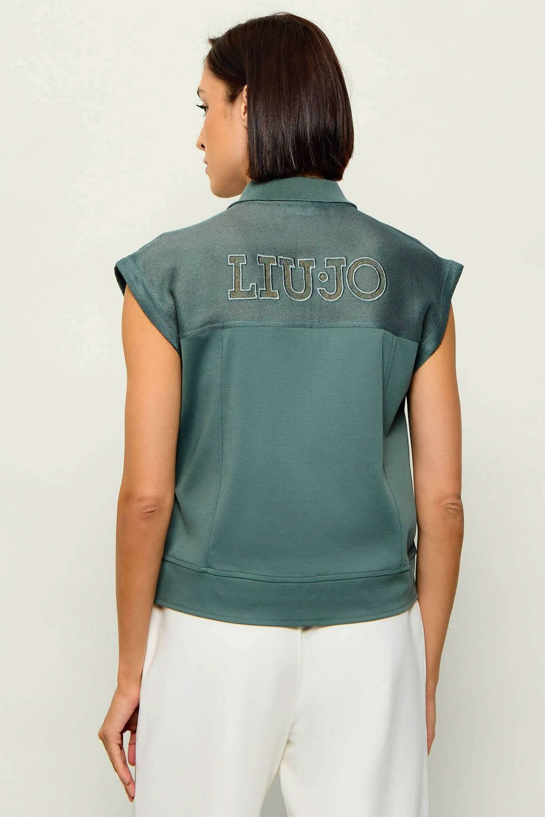Sleeveless jacket with a zipper