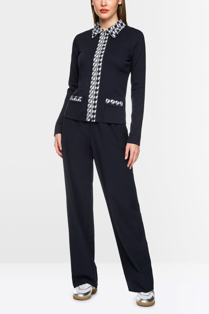 Veste cintrée en jersey stretch avec motifs graphiques, portée avec un pantalon assorti.