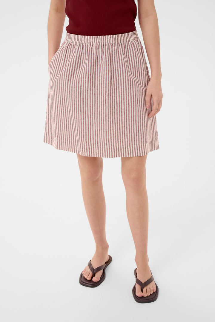 Jupe Birgitt à rayures taille élastiquée, style décontracté, estivale, coupe droite évasée avec poches, motif à rayures, femme portant la jupe.