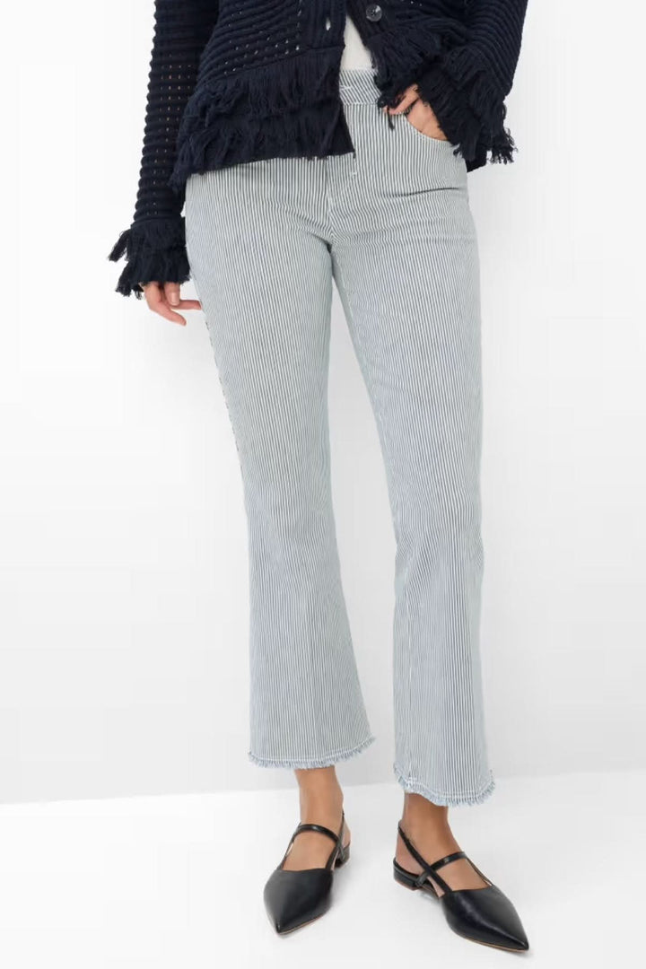 Jeans SHAKIRA, pantalon ajusté à fines rayures, coupe flatteuse légèrement évasée, confortable et extensible pour un style moderne.