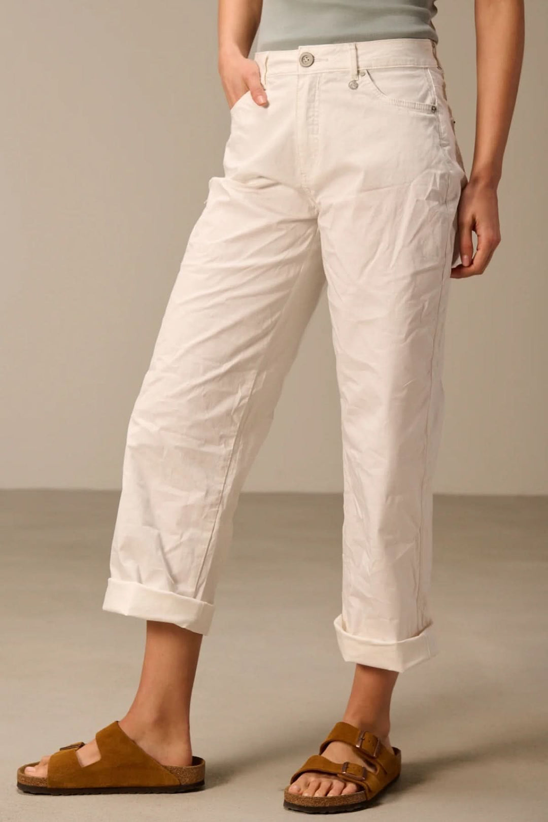 Pantalon droit longueur cheville blanc style décontracté pour un look quotidien élégant et confortable.