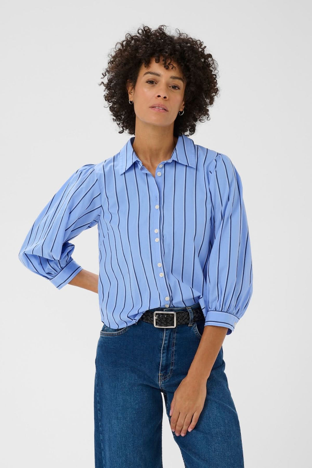 Blouse rayée Anais avec col structuré et manches bouffantes, portée avec un jean, élégante et moderne.