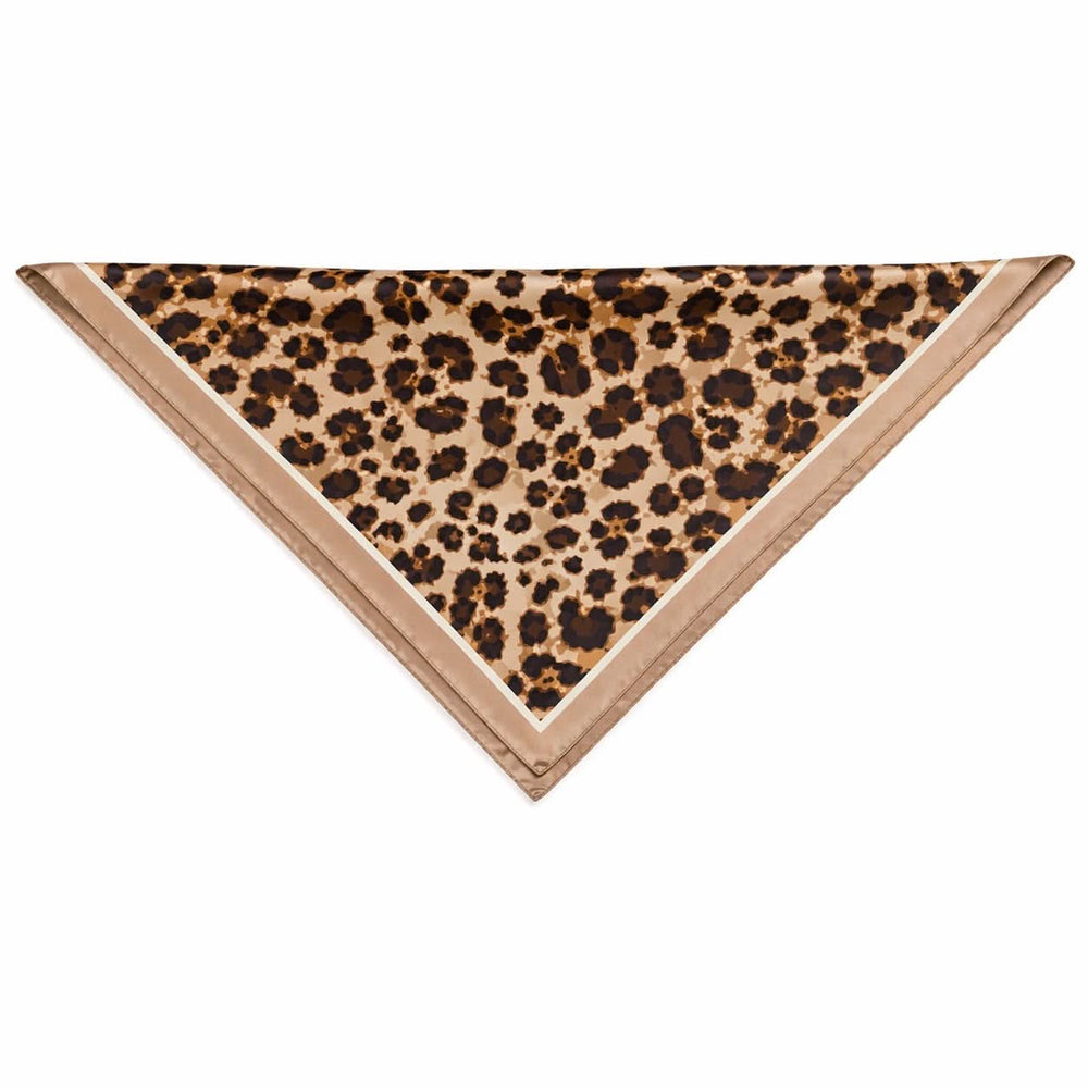 Foulard carré imprimé léopard avec bordure contrastante, format 70x70 cm en tissu léger et fluide.