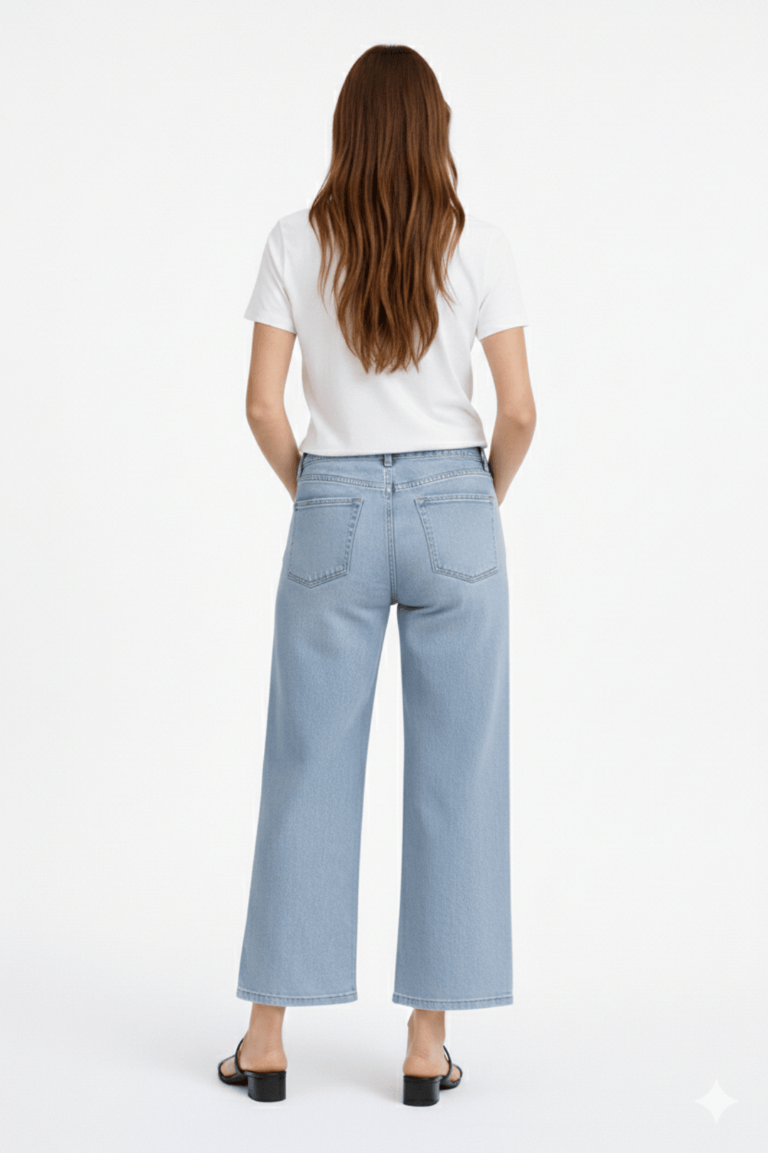 Jeans jambe large écourtée en denim structuré avec coupe décontractée, vue arrière, mettant en valeur la cheville.