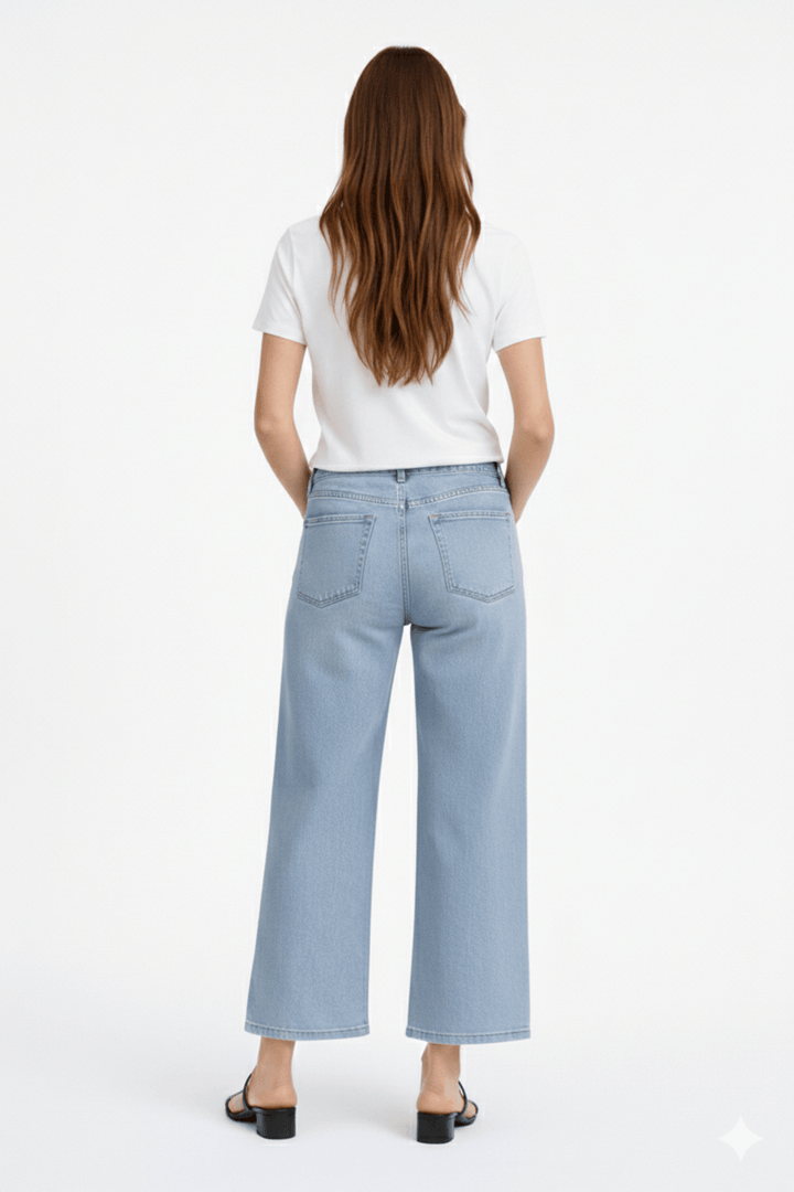 Jeans jambe large écourtée en denim structuré avec coupe décontractée, vue arrière, mettant en valeur la cheville.