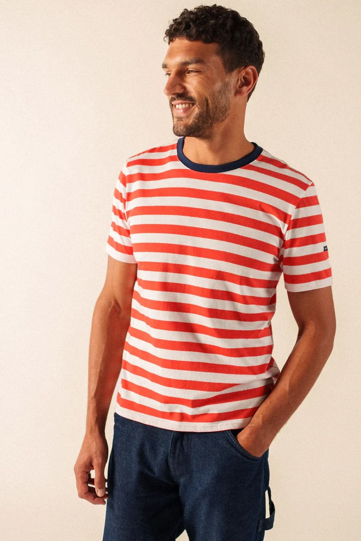 T-shirt Audierne rayé rouge et blanc, manches courtes, col rond contrasté, porté par un homme souriant, style décontracté.