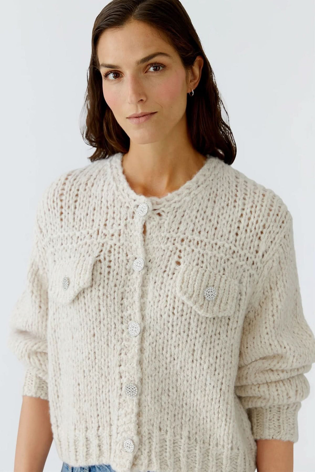 Veste en tricot épais à boutons bijoux avec poches à rabat décoratives, parfaite pour l'automne.