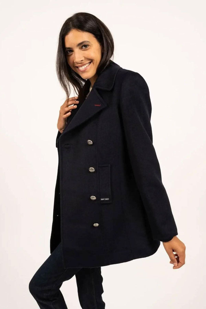 Manteau Briac, caban marine, double boutonnage, col cranté, style urbain, porté par une femme souriante.