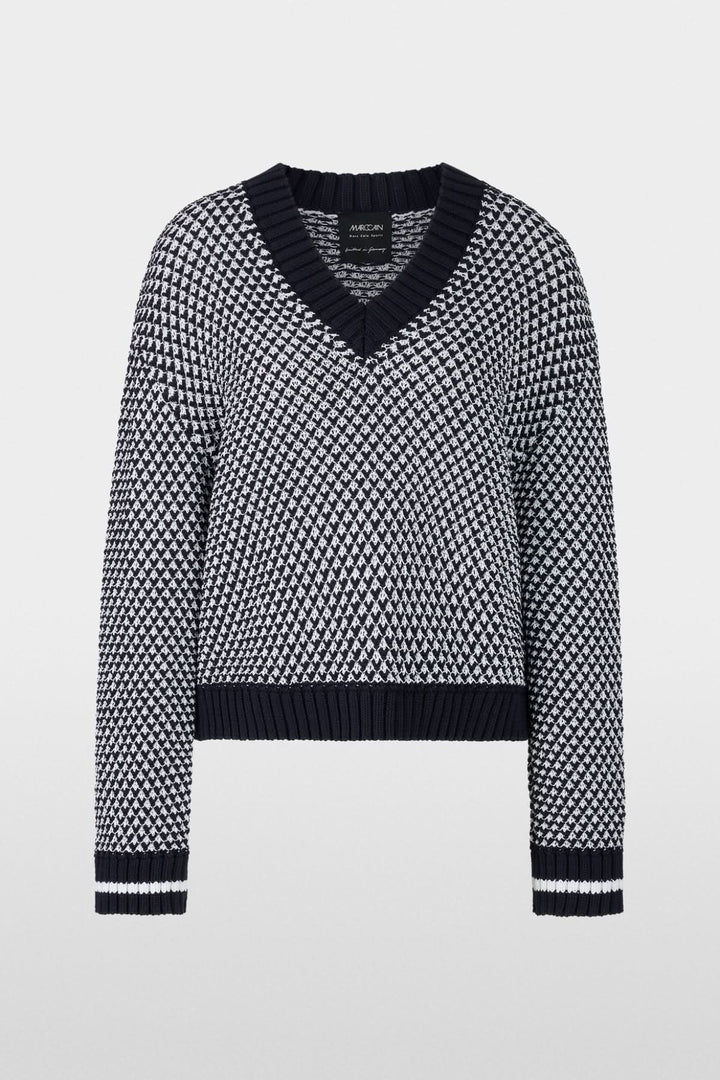 Pull court tricoté noir et blanc avec encolure en V, au design graphique et confortable.
