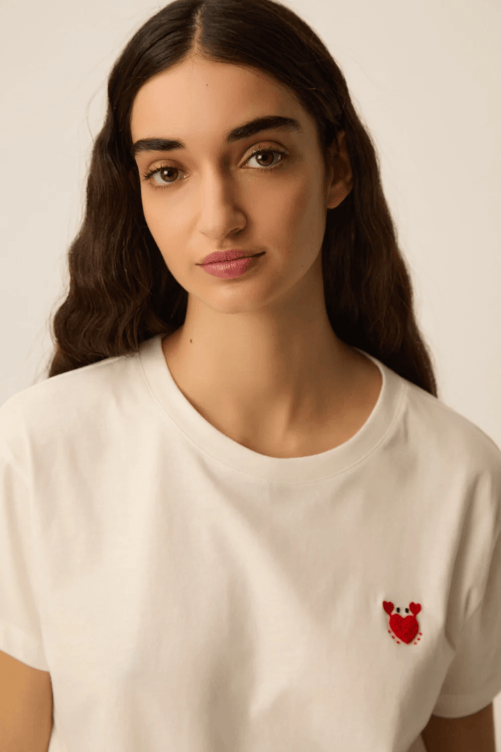 Classic short-sleeve T-shirt with a round neck Fit