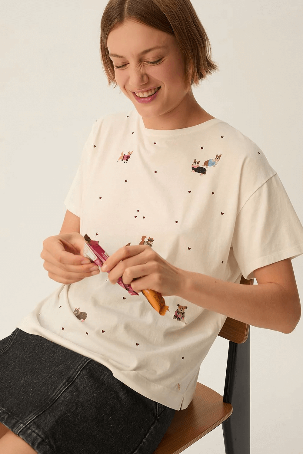 T-shirt Fanelie ample imprimé chiens, femme assise, motifs chiens et mini cœurs, coupe ample, col rond classique, style décontracté.