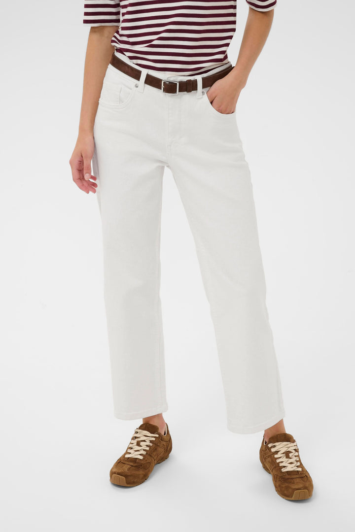 Jeans Judyas coupe droite longueur cheville, blanc, style moderne, casual et épuré avec passants ceinture, vue frontale.