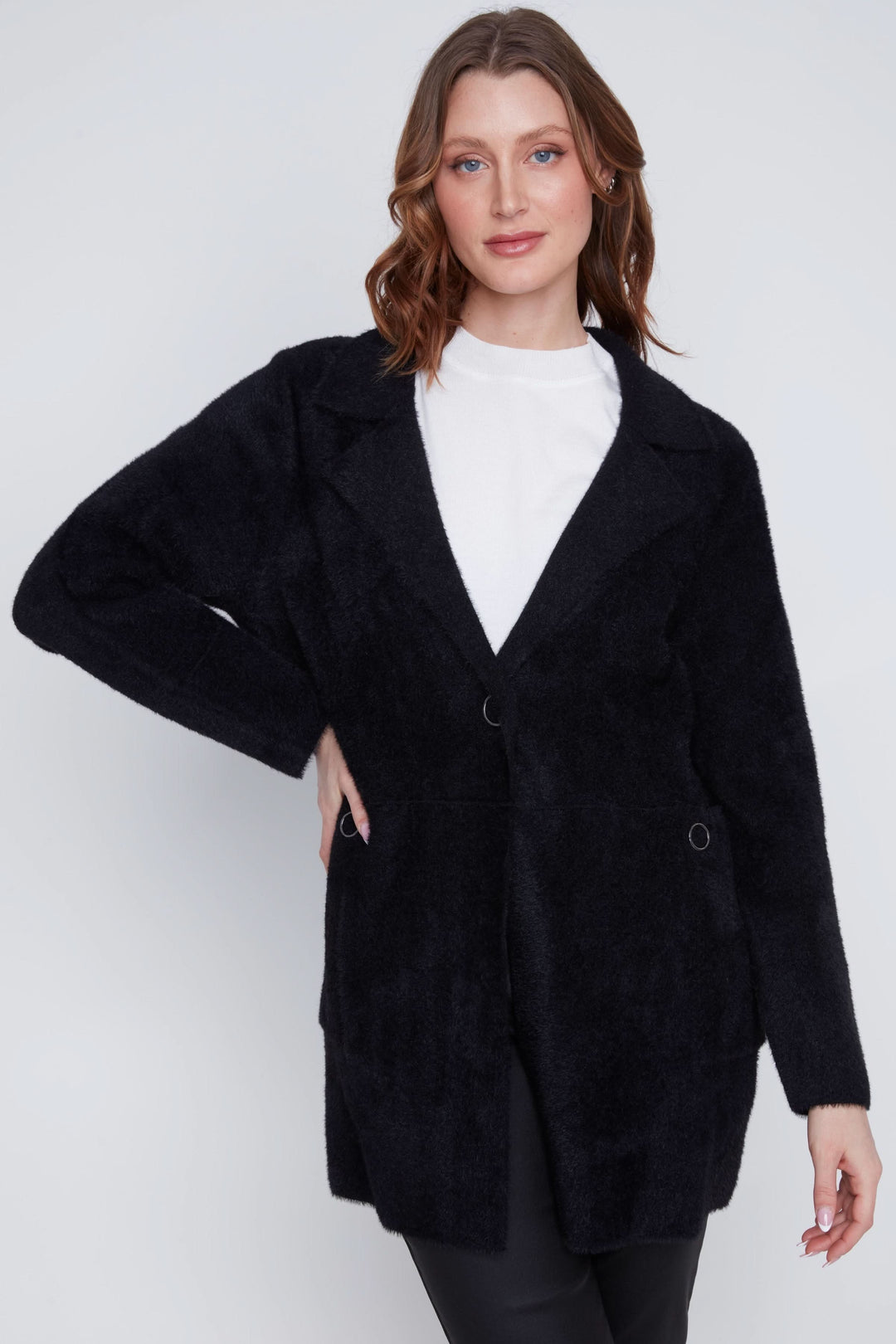 Manteau à poils courts noir avec col à revers, chic et confortable, idéal pour une allure sophistiquée.