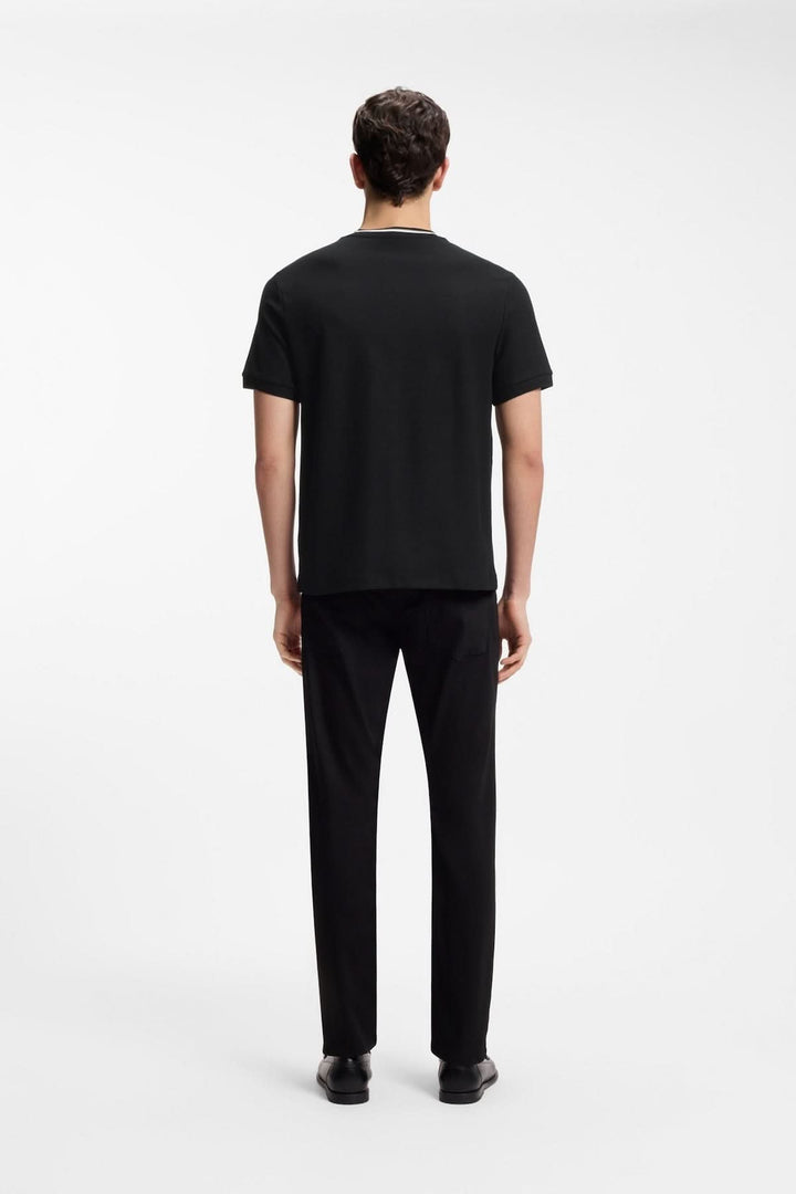 Vue arrière d'un homme portant un t-shirt à encolure contrastée, manches courtes, coupe droite, idéal pour un look moderne et décontracté.