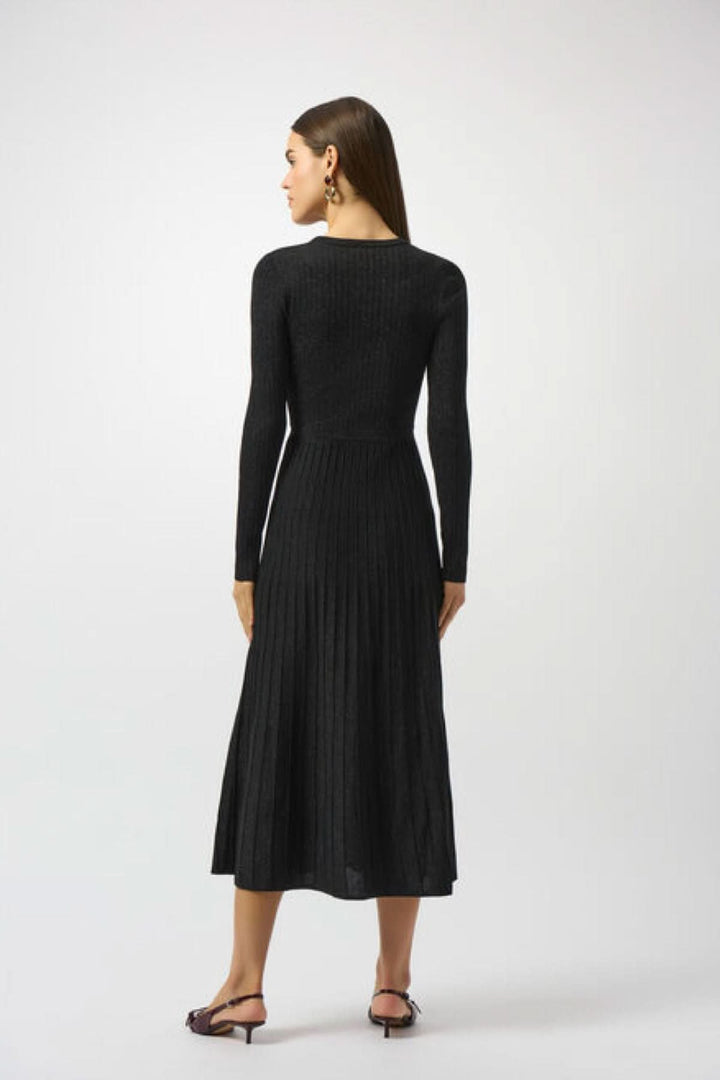 Vue arrière d'une robe élégante en tricot noire, avec manches longues et jupe plissée, style chic pour l'automne/hiver.