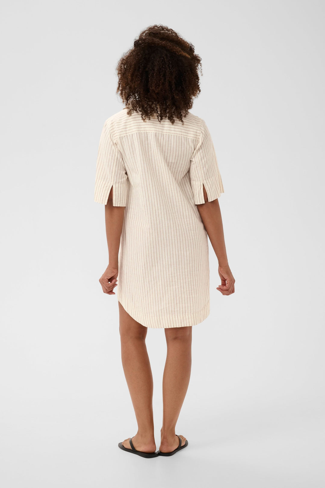 Vue de dos de la Robe chemise Berrit fluide à manches courtes, idéale pour un style décontracté et élégant, avec matière légère et respirante.