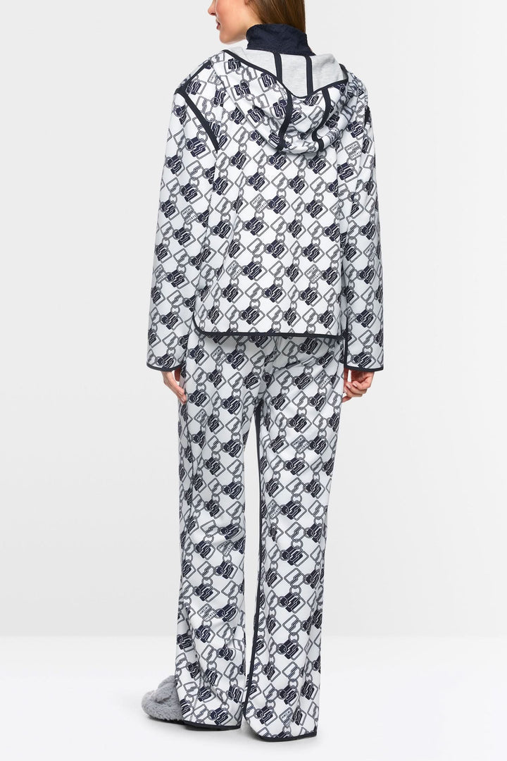 Chandail à capuche réversible avec motif géométrique moderne, porté en arrière avec un pantalon assorti.