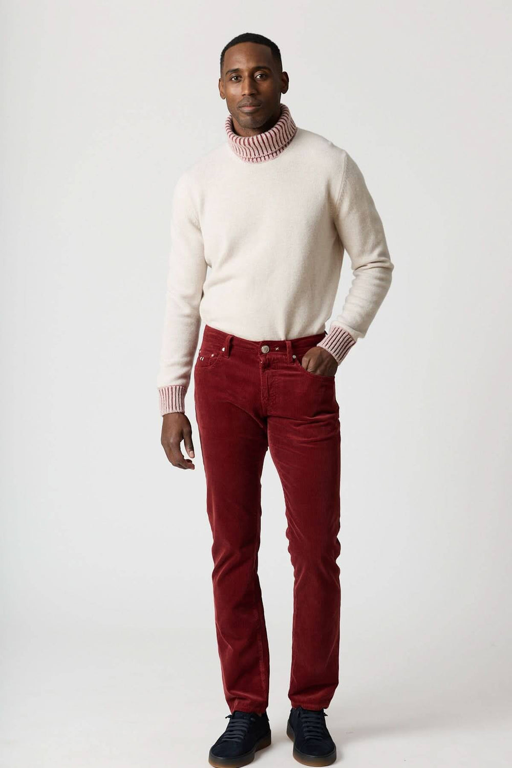 Homme portant un pantalon en velours côtelé cinq poches Michelangelo, style casual chic, couleur rouge, coupe regular slim.