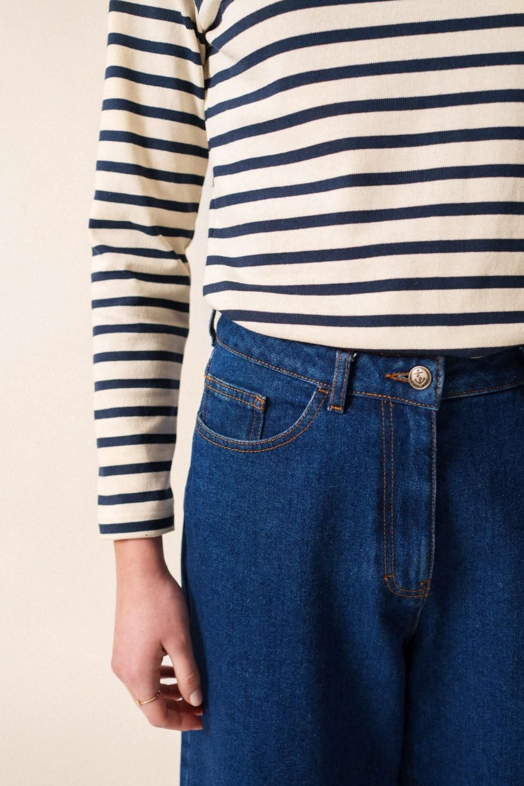 Chandail MERID'AMOUR à rayures, col rond et manches longues, associé à un jean brut pour un look casual-chic.