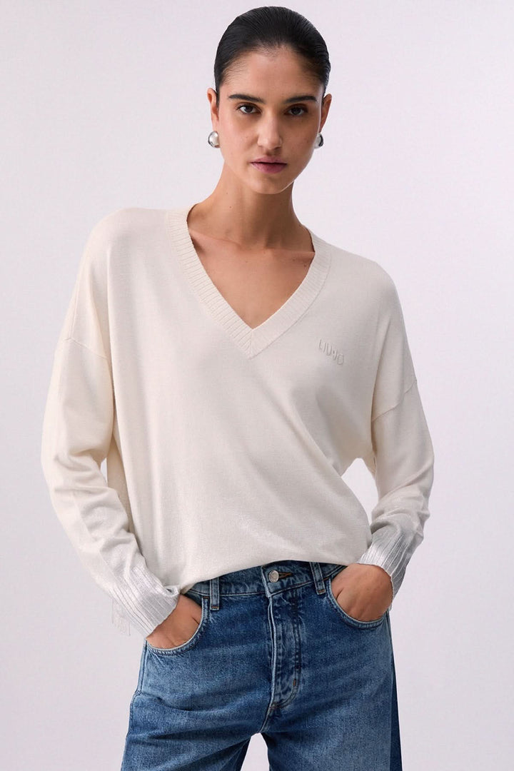V-neck knit with three-quarter sleeves