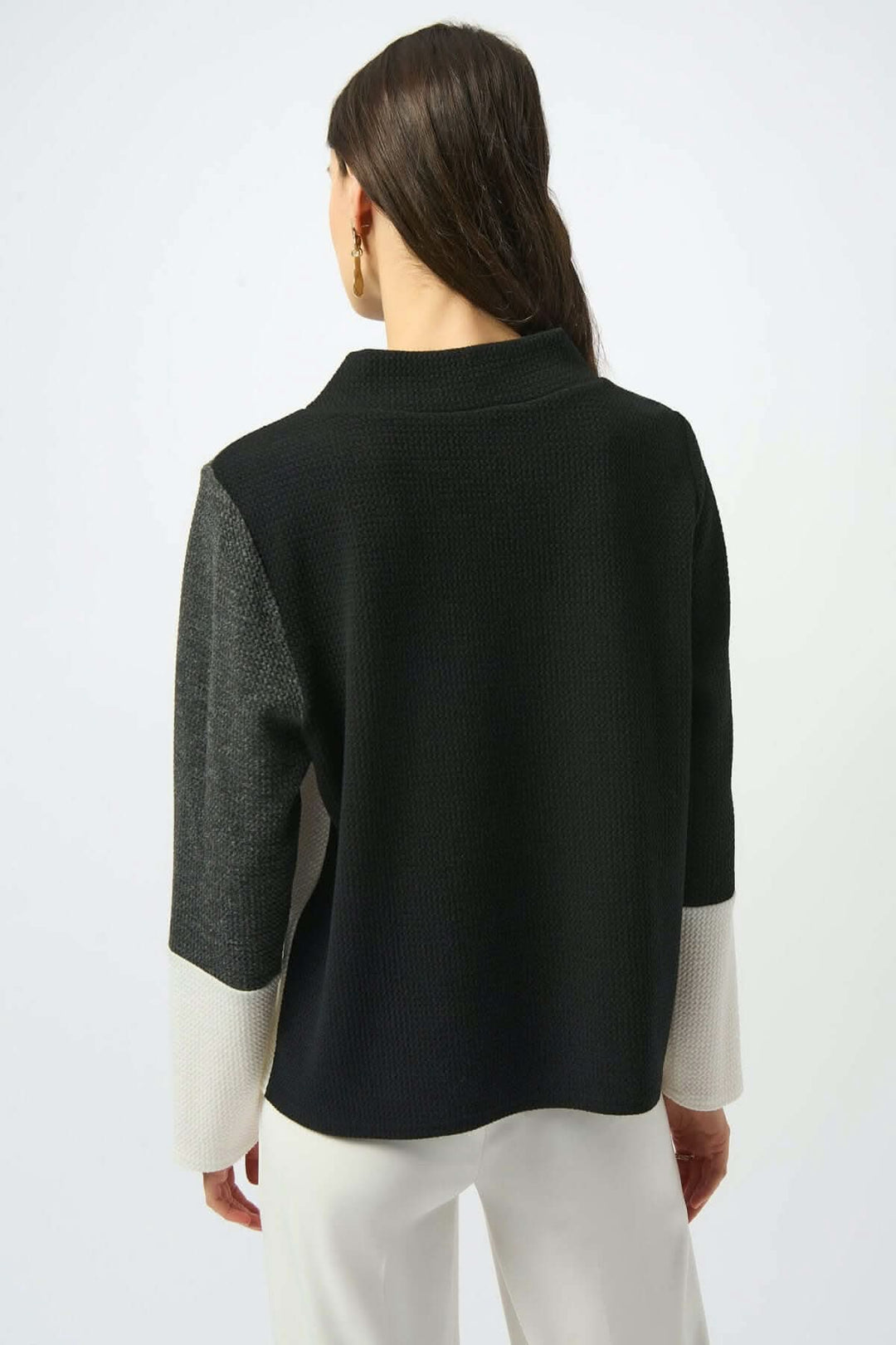 Haut à manches longues au design graphique en blocs de couleurs noir, gris charbon et blanc cassé, vu de dos.