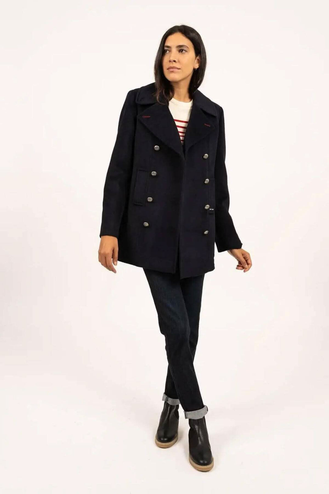 Manteau Briac, style caban revisité, col cranté, double boutonnage, porté avec jeans et bottines.