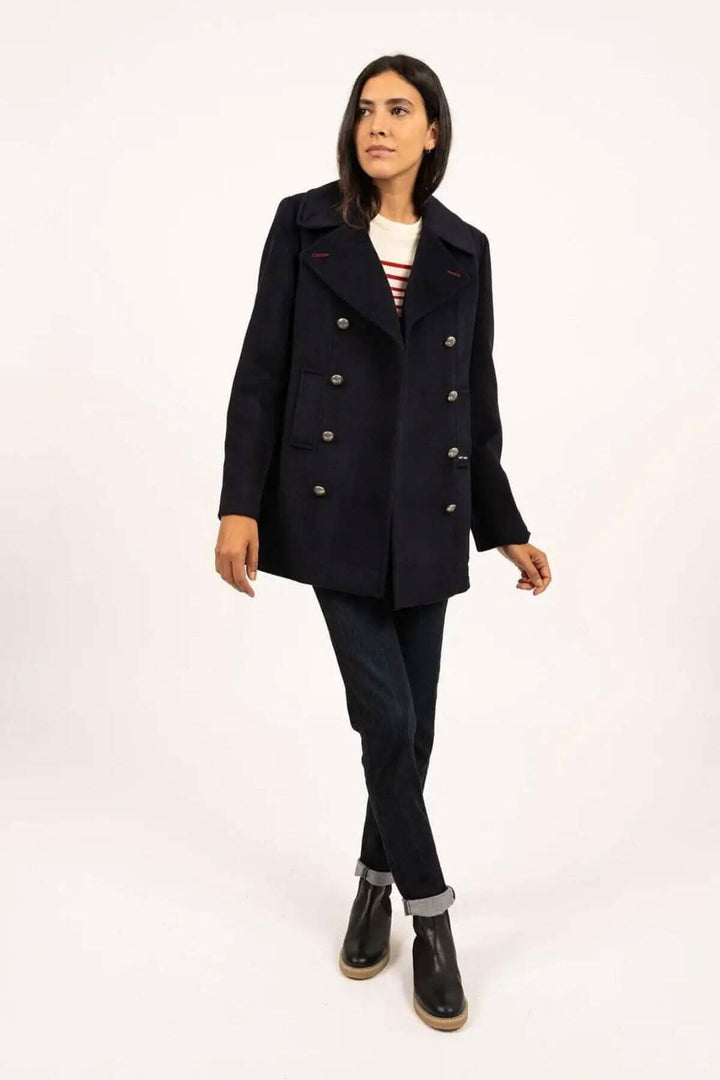 Manteau Briac, style caban revisité, col cranté, double boutonnage, porté avec jeans et bottines.