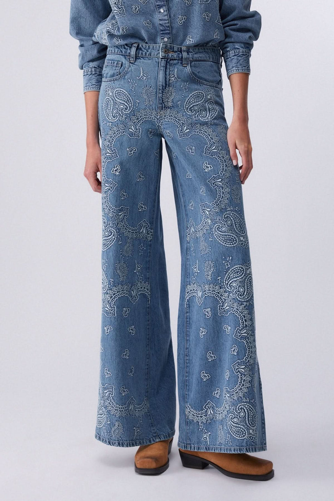 Jean à jambe large imprimé avec motif décoratif, denim souple, coupe fluide pour un look unique et confortable au quotidien.