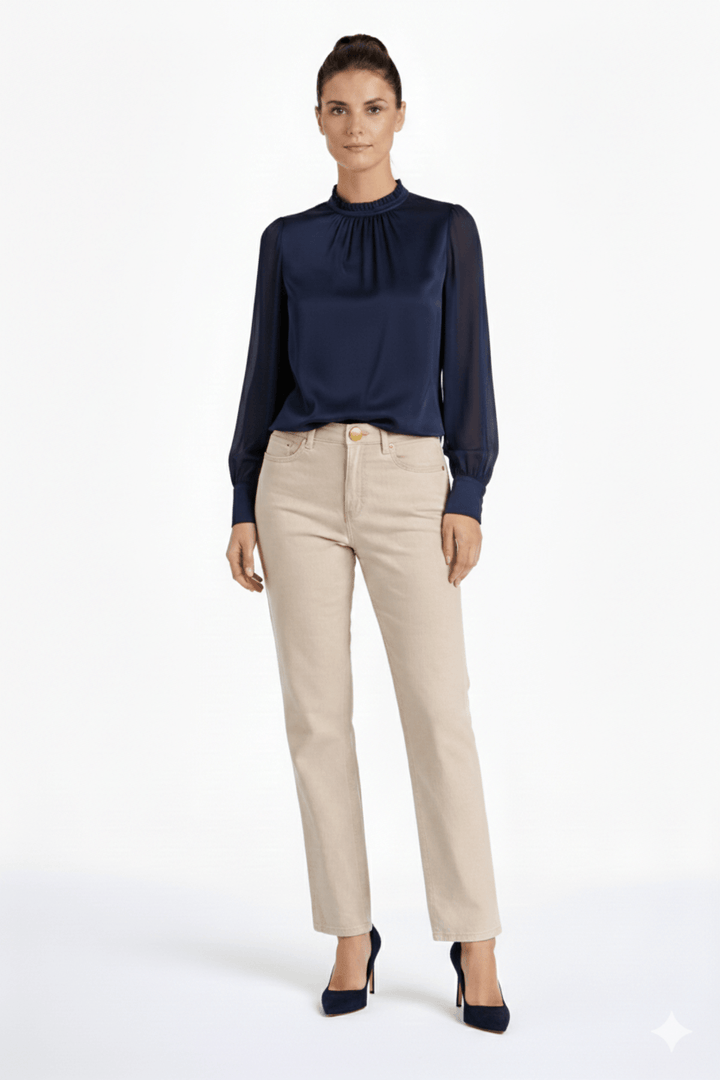 Jeans coupe droite écourtés pour un style moderne, portés avec une blouse élégante, idéal pour des looks décontractés ou habillés.