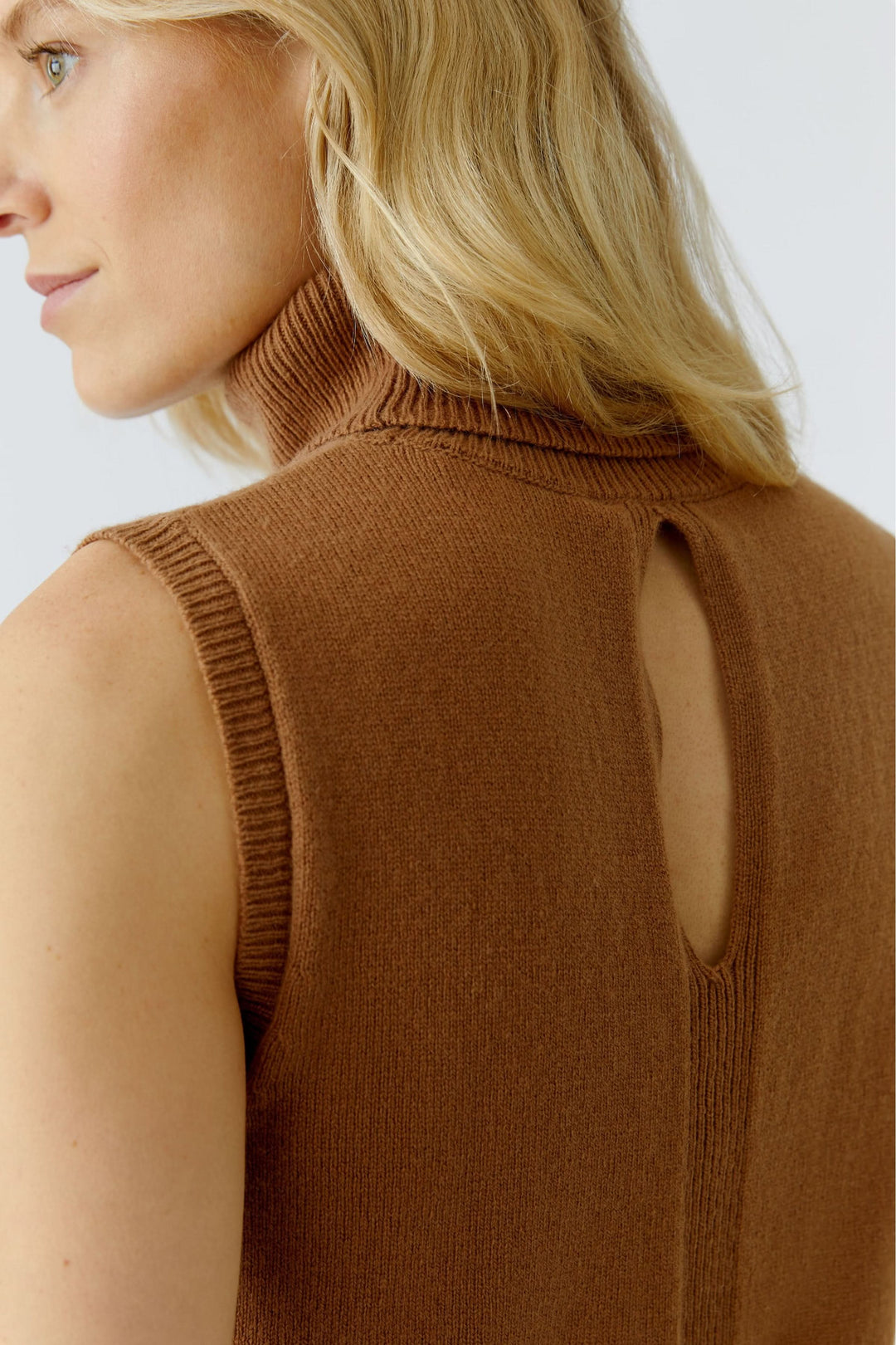 Sleeveless turtleneck sweater with openwork back