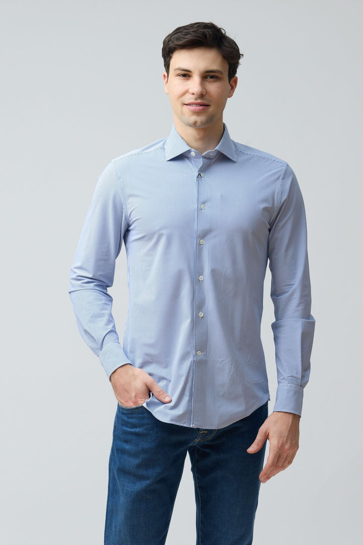 Chemise à rayures fines modernes
