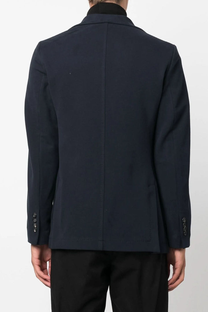 Veston extensible de coton doux en bleu, vue arrière, avec col à revers et fermeture à boutons en corne, élégance décontractée.