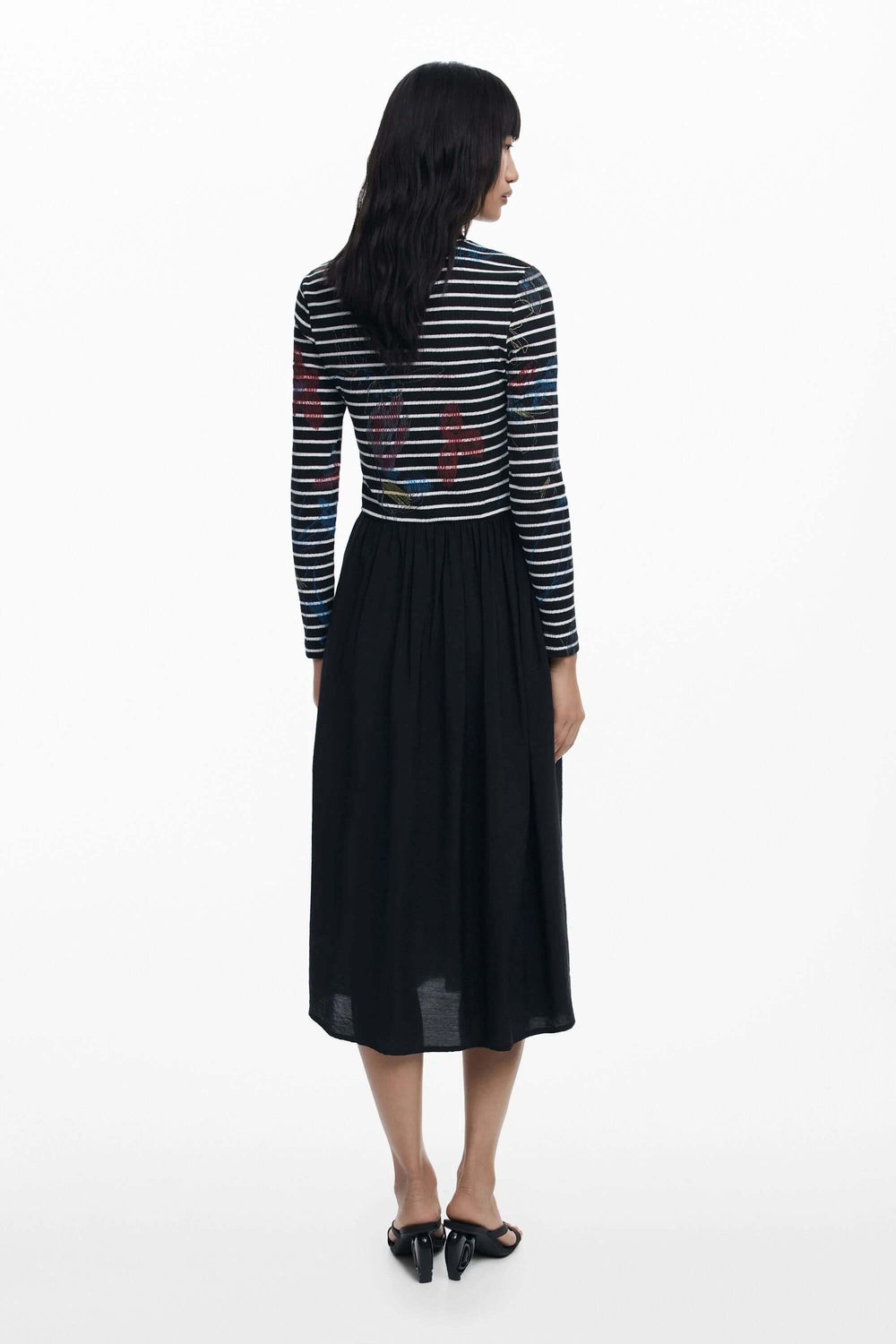 Robe midi à rayures avec haut graphique et jupe fluide unie, vue de dos sur modèle.