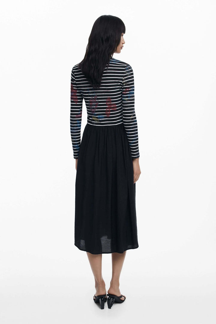 Robe midi à rayures avec haut graphique et jupe fluide unie, vue de dos sur modèle.