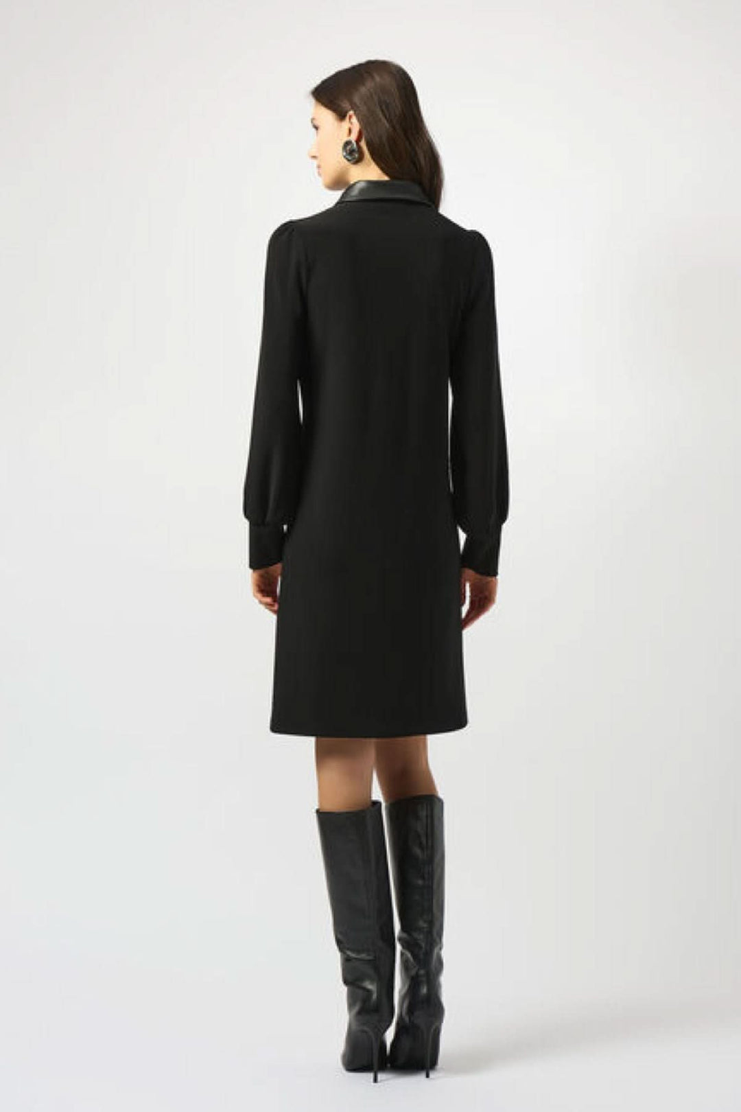 Robe col chemise noire élégante, coupe trapèze, manches bouffantes, vue arrière.