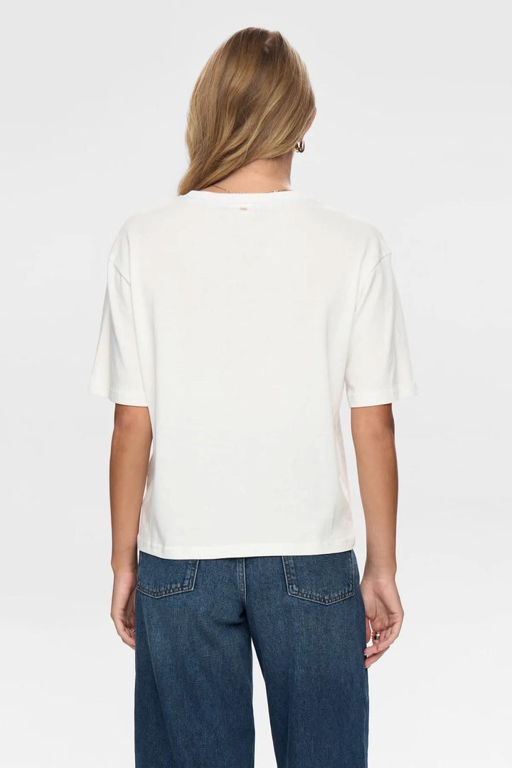 Vue arrière d'un T-shirt à broderies florales avec coupe ample et manches courtes, style minimaliste.